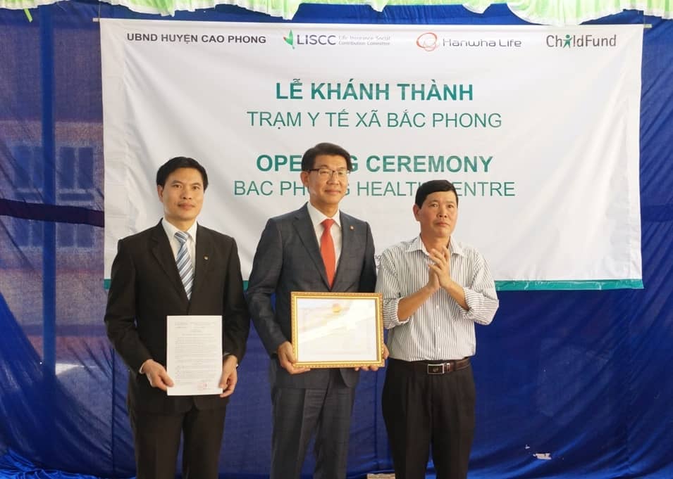 Hanwha Life Việt Nam 2 năm liên tiếp tài trợ Trung tâm y tế tại tỉnh Hòa Bình